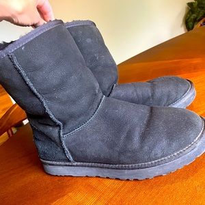 Mens Uggs Classic Boot in Black! Gently used.